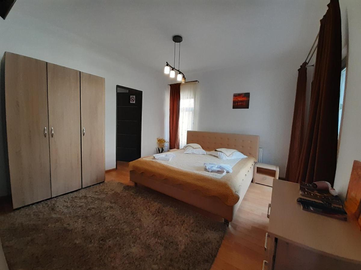 Copou Holding House Apartamento Iasi Exterior foto
